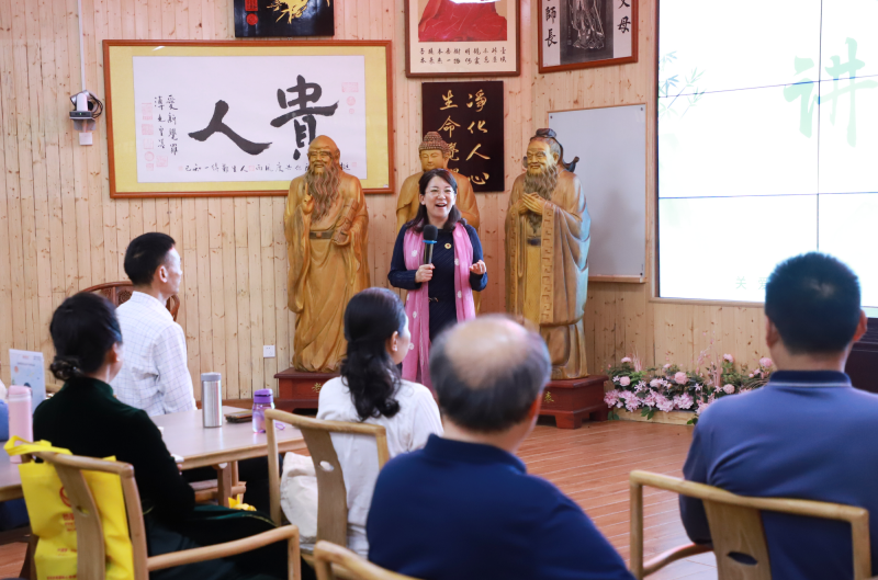 陳老師主持開(kāi)幕式.png