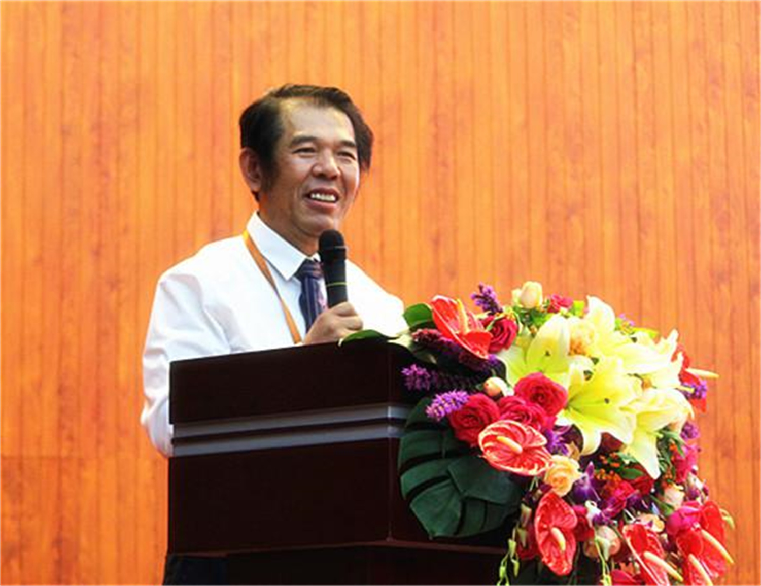 我做為爸媽在線的一個(gè)兒子，我愿為她的贏局無限而努力！